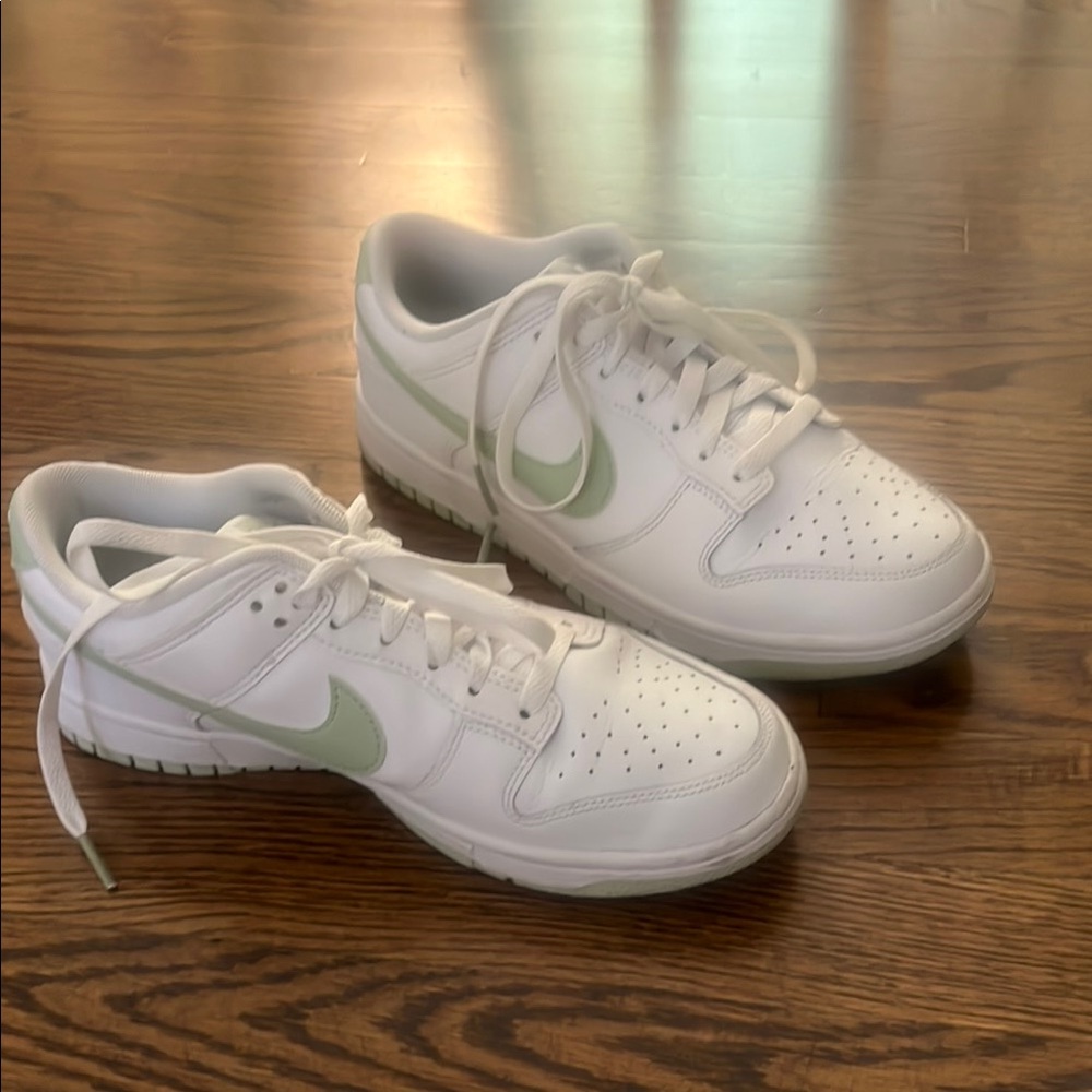 Nike Dunks Low White/Honeydew size 6.5y/8w